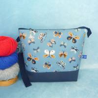 Projekttasche M mit Schmetterlingen auf blau | Handarbeitstasche mit Reißverschluss | Strickbeutel für unterwegs Bild 1