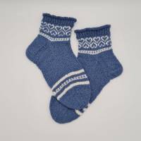 Gestrickte Socken in blau weiß, Gr. 36/37, romantische Fairisle Herzen im Schaft, handgestrickt Bild 1