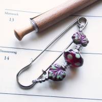 Tuchnadel mit Perlen in Kirschrot und Mintgrün -  silberfarbene Kiltnadel mit Murano Glasperlen Bild 1