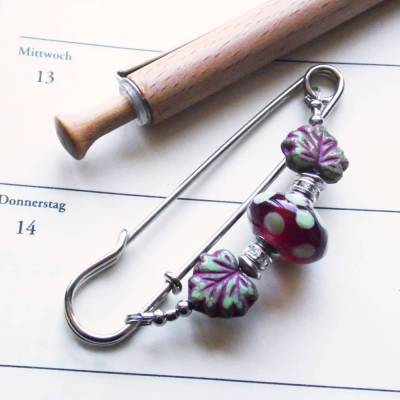 Tuchnadel mit Perlen in Kirschrot und Mintgrün -  silberfarbene Kiltnadel mit Murano Glasperlen