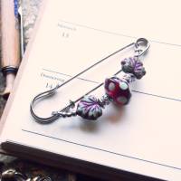 Tuchnadel mit Perlen in Kirschrot und Mintgrün -  silberfarbene Kiltnadel mit Murano Glasperlen Bild 7