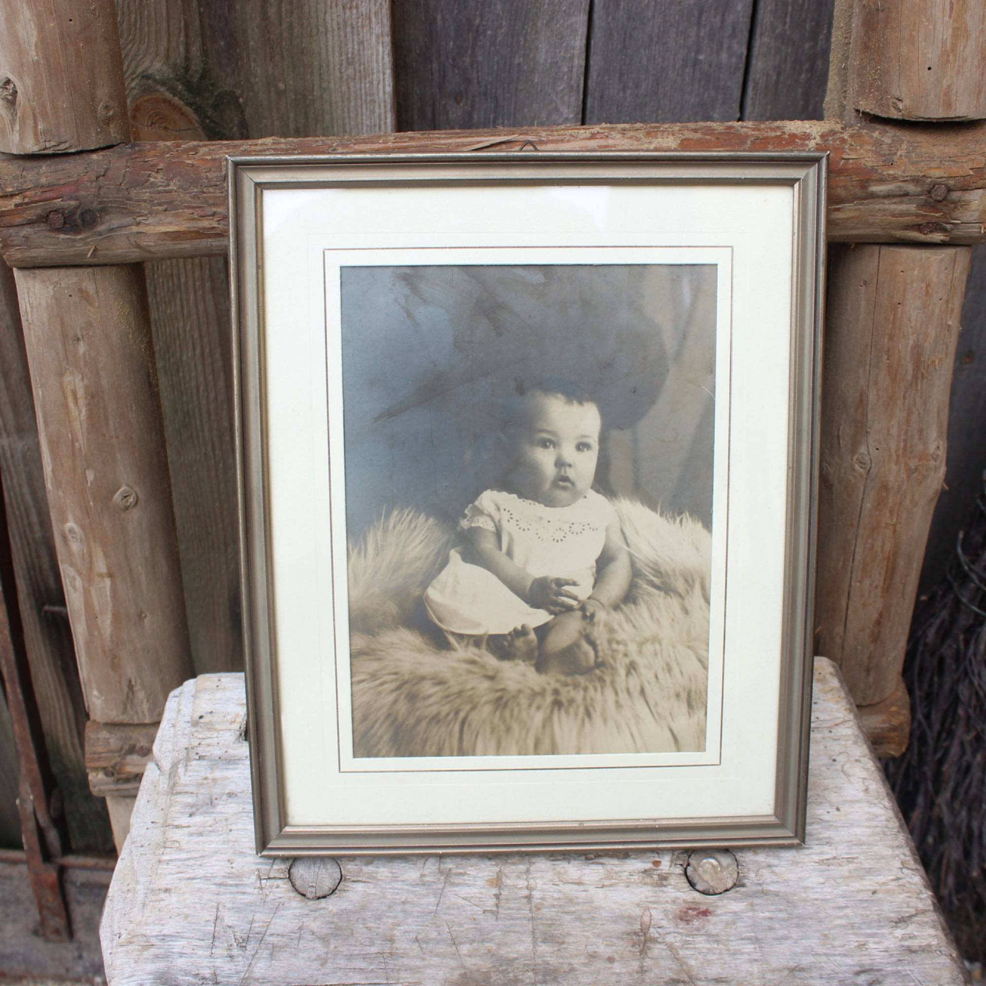 Vintage Babyfoto im Holzrahmen – Uraltes Baby auf Schaffell, 50er/60er Jahre