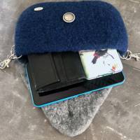 Gürteltasche in Blau und Grau aus Wolle gefilzt, für das Handy und kleine Geldbörse oder andere Dinge Bild 2