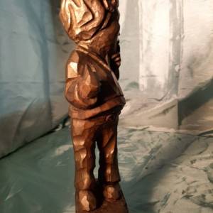 Geschnitzte Knabenfigur aus Holz Bild 7