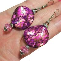 leichte Ohrringe pink violett funkelnd in Acryl handbemalt silberfarben im boho chic Bild 3