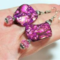 leichte Ohrringe pink violett funkelnd in Acryl handbemalt silberfarben im boho chic Bild 4