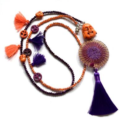 QUASTEN Kette BUDDHA - lila / orange - mit doppelt gestricktem doubleface Scheiben-Element und kleinen Howlith Buddhas u