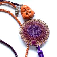 QUASTEN Kette BUDDHA - lila / orange - mit doppelt gestricktem doubleface Scheiben-Element und kleinen Howlith Buddhas u Bild 2
