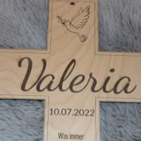 Kinderkreuz mit Namen, Taufspruch und Datum personalisiert  Das personalisierte Taufkreuz aus Holz . Bild 4