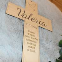 Kinderkreuz mit Namen, Taufspruch und Datum personalisiert  Das personalisierte Taufkreuz aus Holz . Bild 5