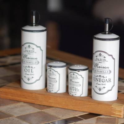 Salz- und Pefferstreuer, Essig und Ölspender  auf Eichenunterlage