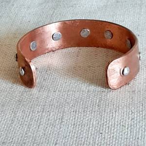 Handgeschmiedetes Kupferarmband mit Alu-Nieten Bild 2