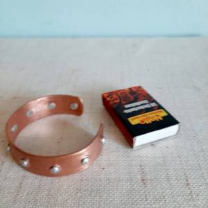 Handgeschmiedetes Kupferarmband mit Alu-Nieten Bild 3