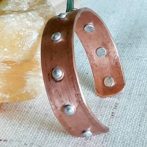 Handgeschmiedetes Kupferarmband mit Alu-Nieten Bild 4