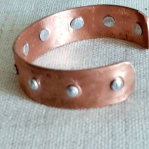 Handgeschmiedetes Kupferarmband mit Alu-Nieten Bild 5