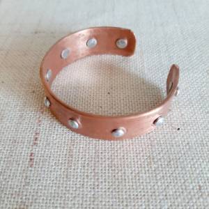 Handgeschmiedetes Kupferarmband mit Alu-Nieten Bild 6