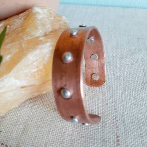 Handgeschmiedetes Kupferarmband mit Alu-Nieten Bild 7