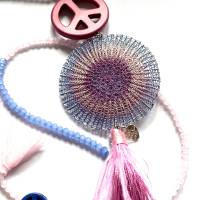 QUASTEN Kette PEACE - rosa / lila / hellblau - mit doppelt gestricktem doubleface Scheiben-Element und kleinen Peace Zei Bild 5