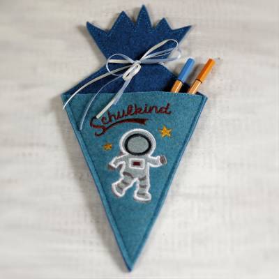 Kleine bestickte Schultüte "Astronaut" aus Wollfilz in drei Größen *individuell nach Wunsch angefertigt