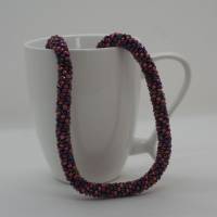 Kette handgefädelt aus violetten Kristallen und Glasperlen in rose und pink in Schlauchtechnik Bild 1
