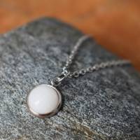 Weiße Jade Halskette, minimalistische Silberkette, rund, weiße Jade Anhänger, Kette mini Stein, weiße kleine Kette Bild 1