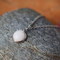 Weiße Jade Halskette, minimalistische Silberkette, rund, weiße Jade Anhänger, Kette mini Stein, weiße kleine Kette Bild 4