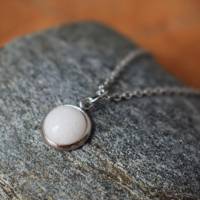 Weiße Jade Halskette, minimalistische Silberkette, rund, weiße Jade Anhänger, Kette mini Stein, weiße kleine Kette Bild 5
