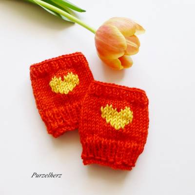Baby - 1 Paar handgestrickte Pulswärmer/Armstulpen mit Herz - Neugeborene,Handstulpen,Geschenk,Taufe,Geburt,orangerot