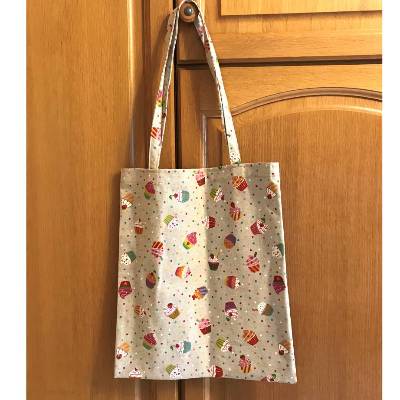 Schöne Einkaufstasche mit Cupcakes