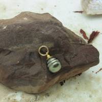 ZierlicherPerlen-Kettenanhänger echte Tahiti-Perle 9,1 x 9,9 mm schwarz-grün, Silber vergoldet, Geschenk Frau Bild 2