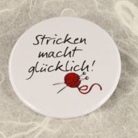 Button / Magnet mit Spruch: Stricken macht glücklich! ~ rot ~ 38mm Bild 1