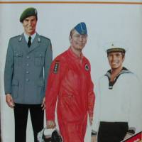 Uniformen und Dienstgradabzeichen der Bundeswehr - 30 Jahre Bundeswehr Bild 1