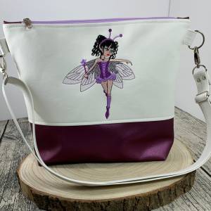 Handtasche - Umhänge-Tasche aus Kunstleder - bestickt und genäht in weiß und lila mit Schultergurt - Motiv Fee/Ballerina Bild 1
