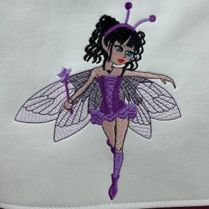 Handtasche - Umhänge-Tasche aus Kunstleder - bestickt und genäht in weiß und lila mit Schultergurt - Motiv Fee/Ballerina Bild 2