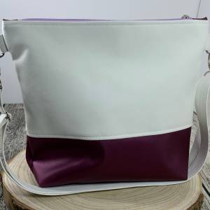 Handtasche - Umhänge-Tasche aus Kunstleder - bestickt und genäht in weiß und lila mit Schultergurt - Motiv Fee/Ballerina Bild 3