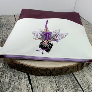 Handtasche - Umhänge-Tasche aus Kunstleder - bestickt und genäht in weiß und lila mit Schultergurt - Motiv Fee/Ballerina Bild 4