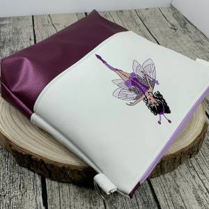 Handtasche - Umhänge-Tasche aus Kunstleder - bestickt und genäht in weiß und lila mit Schultergurt - Motiv Fee/Ballerina Bild 5