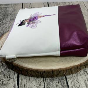 Handtasche - Umhänge-Tasche aus Kunstleder - bestickt und genäht in weiß und lila mit Schultergurt - Motiv Fee/Ballerina Bild 7