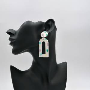 große weiße Ohrringe Terrazzo Stil aus Polymer Clay Bild 6