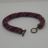 Armband handgefädelt aus violetten Kristallen und Glasperlen in rose und pink in Schlauchtechnik Bild 2