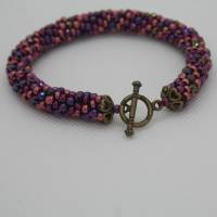 Armband handgefädelt aus violetten Kristallen und Glasperlen in rose und pink in Schlauchtechnik Bild 3