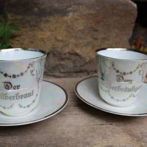 2 antike Kaffeetassen Silberbraut Silberbräutigam Silberhochzeit Spruchtasse Tasse Sammeltasse  um 1900 Bild 1
