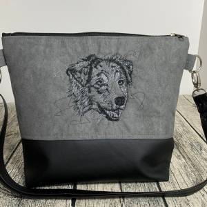Umhängetasche für Hundefreunde - genäht und bestickt mit einem Australien Shepherd - verschiedene Farben - Kunstleder Bild 5