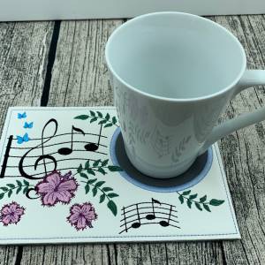 Untersetzer - Musik Noten Blumen - MugRug - Tassenteppich - Tassenuntersetzer - Kunstleder - Unterseite Filz - bestickt Bild 3
