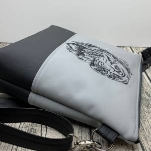 Rottweiler - Umhänge-Tasche - Handtasche- aus Kunstleder genäht und bestickt - 30 x 32 x 8 cm - mit Hundemotiv Bild 4