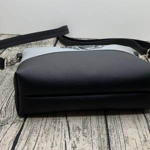 Rottweiler - Umhänge-Tasche - Handtasche- aus Kunstleder genäht und bestickt - 30 x 32 x 8 cm - mit Hundemotiv Bild 5