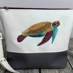 Schildkröte - Tasche - Umhängetasche Milow Handmade und bestickt - aus Kunstleder mit passendem Schultergurt Bild 1