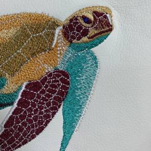 Schildkröte - Tasche - Umhängetasche Milow Handmade und bestickt - aus Kunstleder mit passendem Schultergurt Bild 3