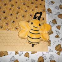 Personalisiertes Plüschtier Stofftier Biene mit besticktem Namen aus kuschelweichem Plüsch Bild 2