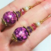 leichte Ohrringe pink violett funkelnd in Acryl handbemalt goldfarben boho edel hippy Bild 2